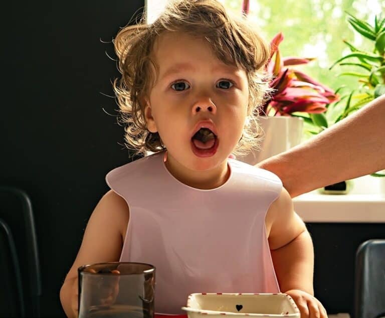 ماذا تفعل إذا اختنق طفل أمامك؟ watanserb.com