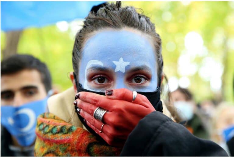 السعودية ترحل سيدة من الإيغور وطفلتها ذات الـ13 عاما وتسلمهن للصين لمواجهة مصيرهن السعودية الإيغور watanserb.com