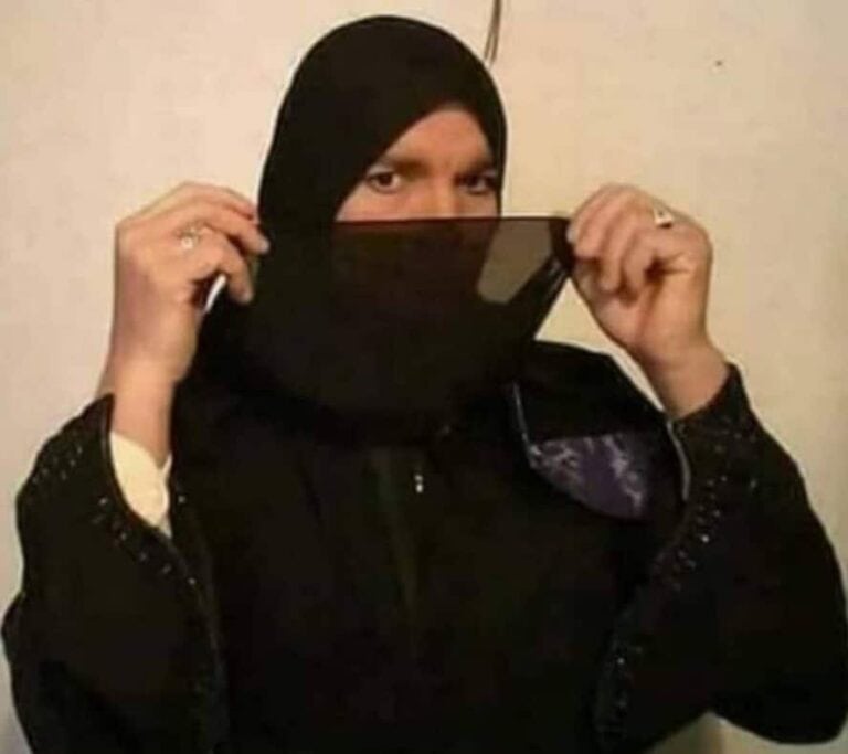 الجزائر .. شاب يتنكر ويندس بين النساء أثناء صلاة التراويح بحثاً عن “عروس”! رجل يتنكر بزي نسائي في الجزائر watanserb.com