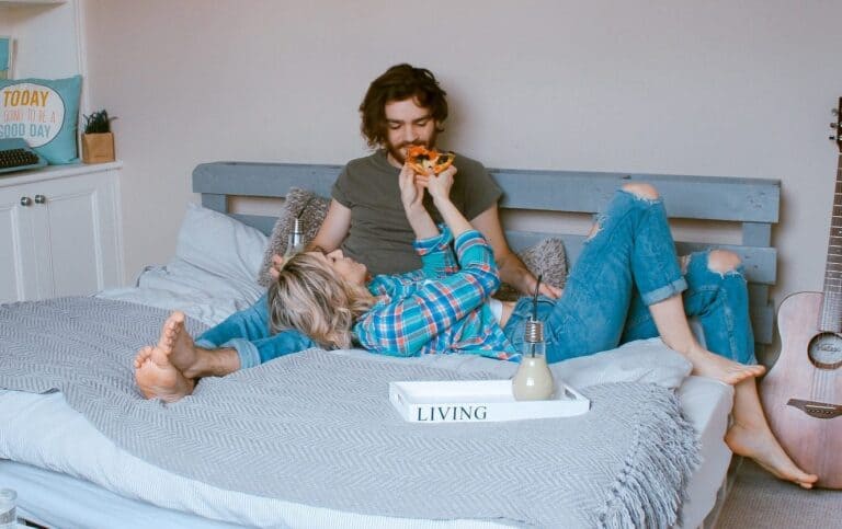 4 أشياء مذهلة تحدث لجسدك عندما تكون تحت الأغطية مع شريك حياتك watanserb.com