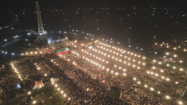 تظاهرة في لاهور دعماً لعمران خان watanserb.com