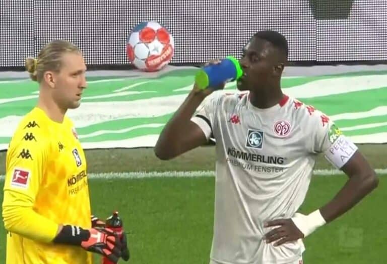 حكم يوقف مباراة في الدوري الألماني من أجل إفطار لاعب مسلم watanserb.com