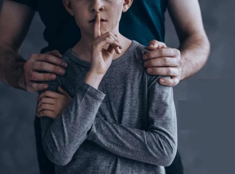 المحامي خالد خلاوي يتباهى بإنقاذ أب اغتصب ابنه بحيلة شيطانية: "سابقة قانونية في تاريخ السعودية"! watanserb.com