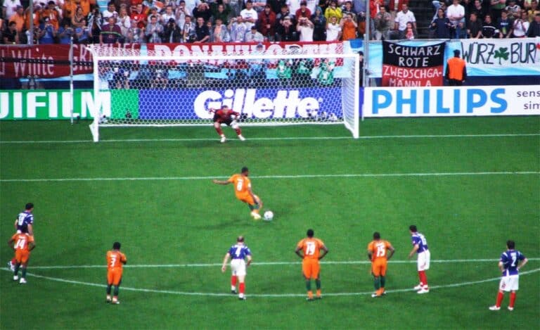 المدافع البرازيلي سابينو يهدر ركلة جزاء بغرابة شديدة (أرشيف) watanserb.com