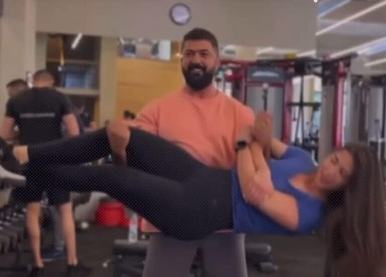 سيف نبيل يحمل فتاة في الجيم watanserb.com