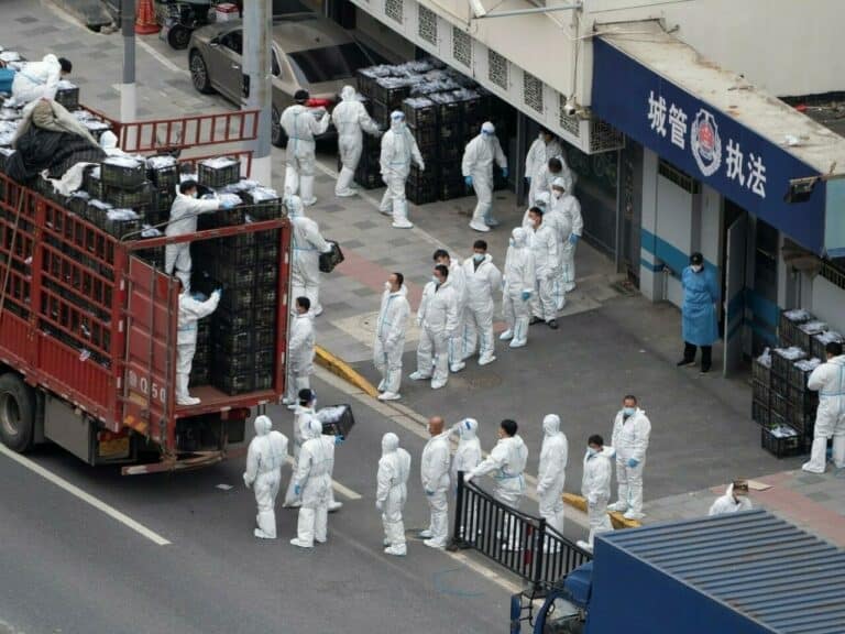 شنغهاي.. الحجر الأكثر صرامة بالعالم جعل الناس تنتحر والحيوانات تقتل!