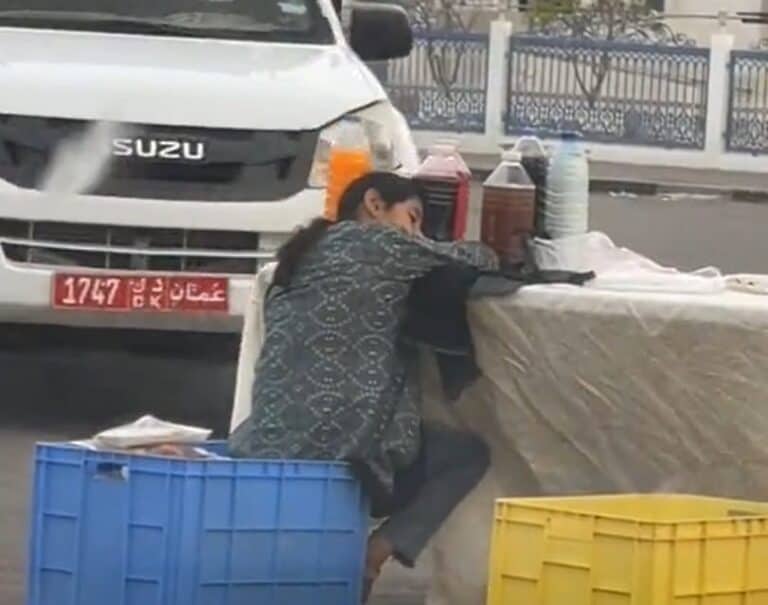 طفلة تبيع العصائر وتنام في الشارع في سلطنة عمان watanserb.com