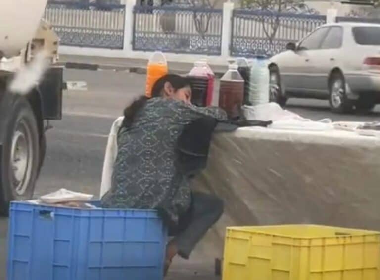 سلطنة عمان .. شاهد فيديو فتاة الشارع الذي فجر غضب العمانيين! طفلة تنام على طاولة بيع عصائر في الشارع في سلطنة عمان watanserb.com