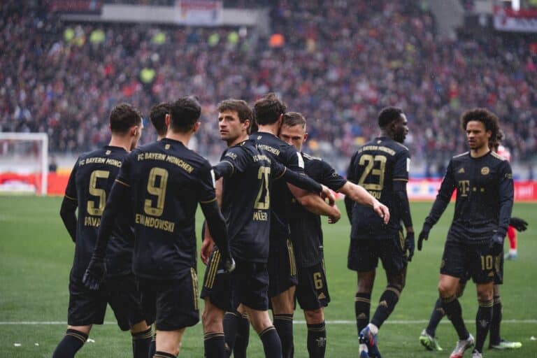 حكم المباراة يوقف مباراة بايرن ميونيخ و فرايبورغ لدقائق بعد فضحية فنية watanserb.com