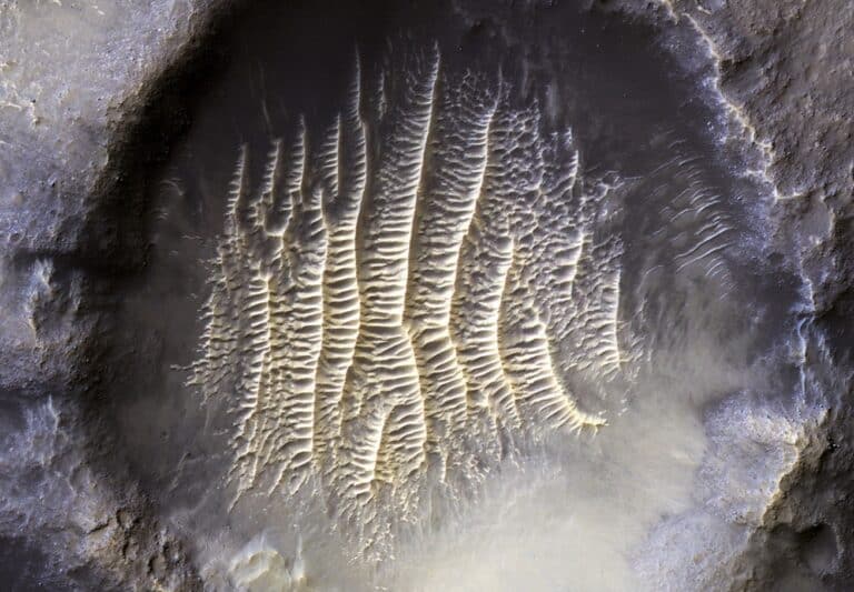 صورة مذهلة لفوهة بركان على كوكب المريخ! (شاهد) فوهة بركان على كوكب المريخ watanserb.com