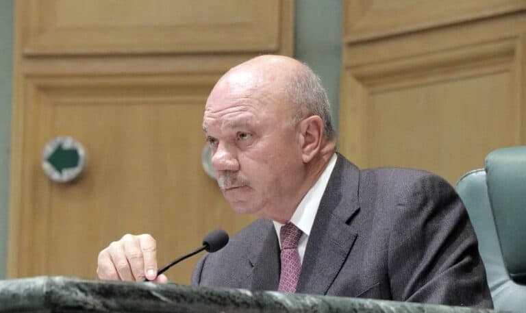 فيصل الفايز ينتقد الأمير حمزة بن الحسين بعد تخليه عن لقبه الأميري watanserb.com