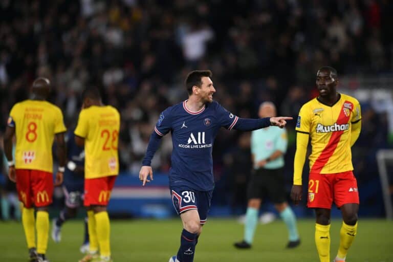 البرغوث ميسي يستعرض مهاراته الكروية بتسديدات ساحرة (فيديو) النجم الأرجنتيني ليونيل ميسي watanserb.com