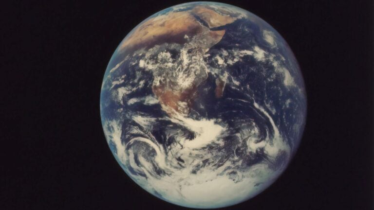 في أي بلد يقع مركز الأرض؟ watanserb.com