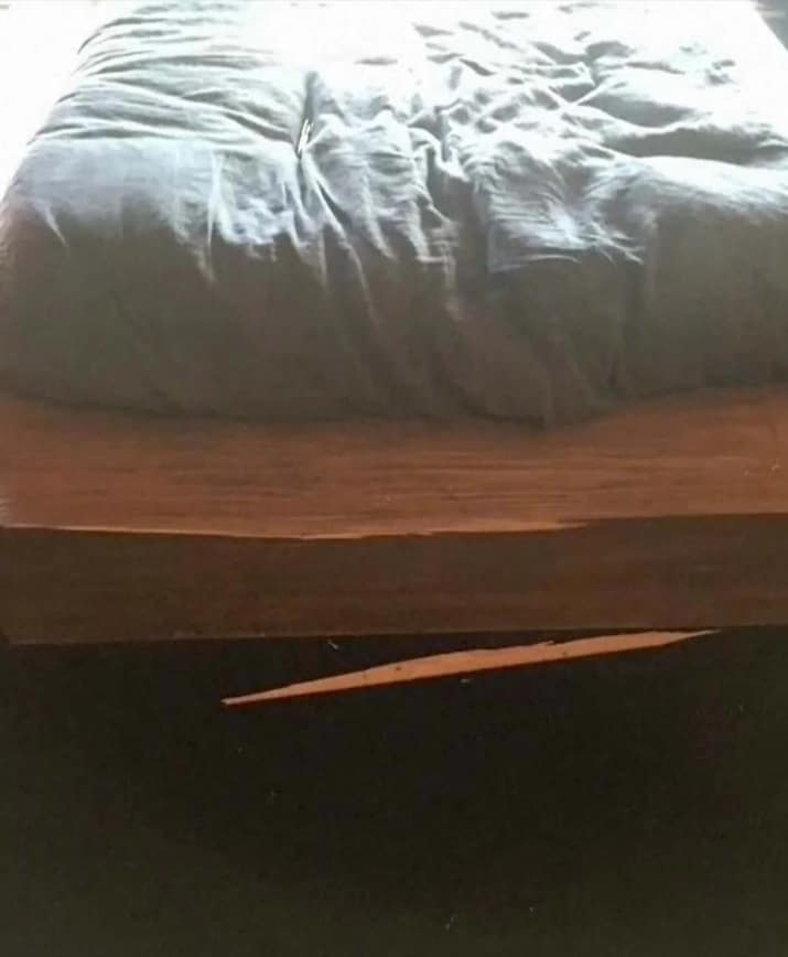 إطار سرير أمبر هيرد مكسور بعد أن ألقاها عليه جوني ديب وقام بضربها