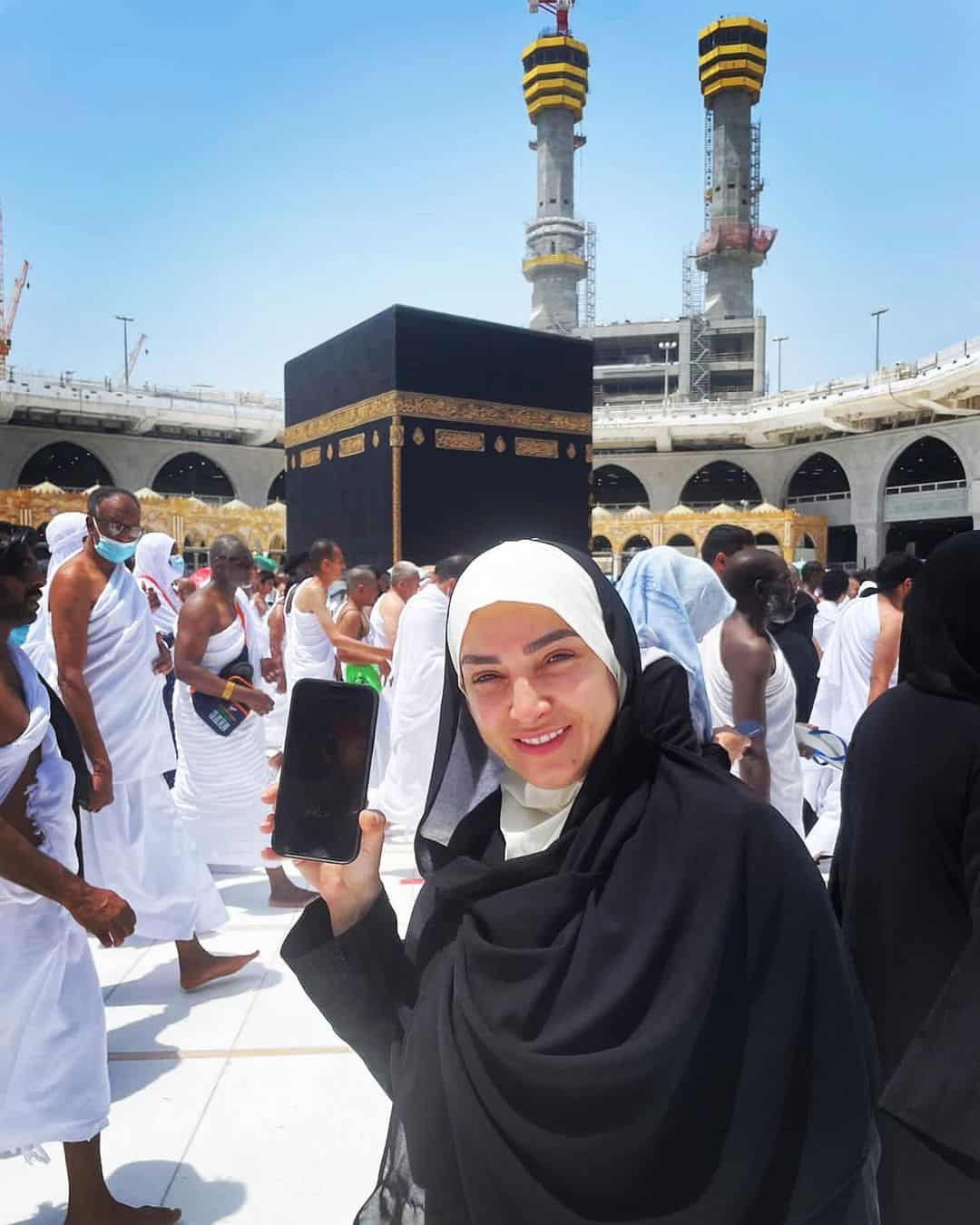 روجينا أمام الكعبة 