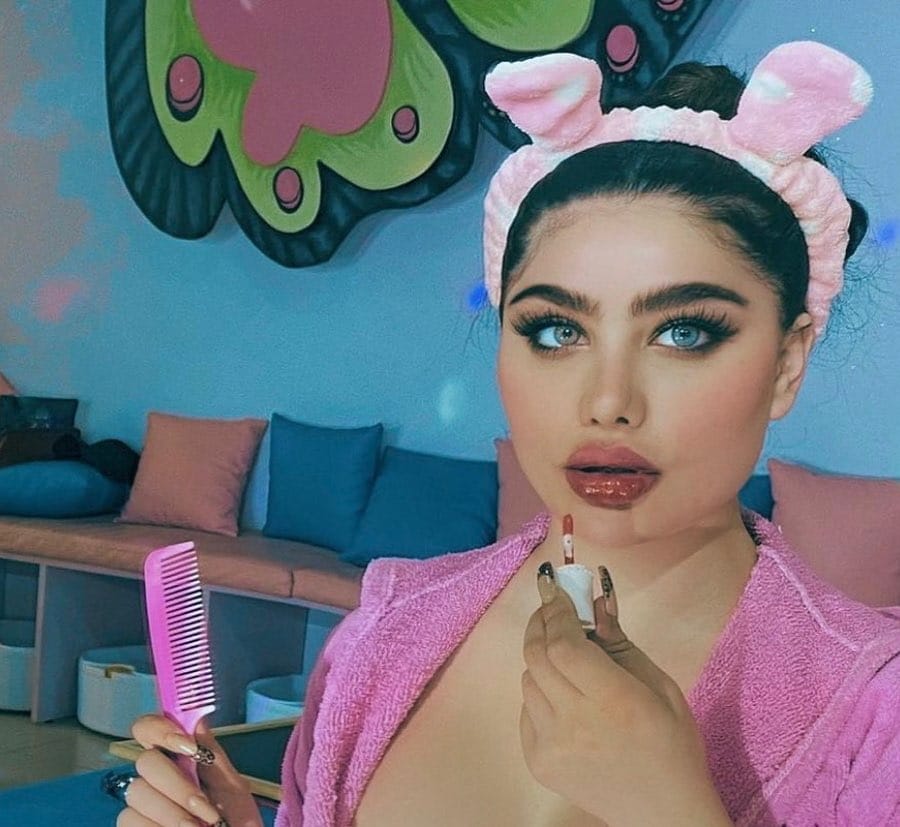 إنجي خوري في روب الحمام تضع المكياج