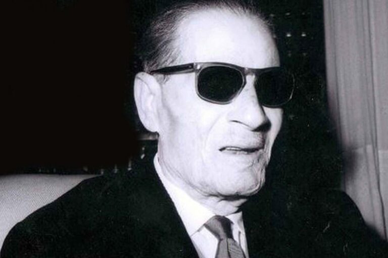 مخاوف من هدم قبر طه حسين بعد تداول صورة تظهر علامات حمراء على المدفن في مصر قبر طه حسين watanserb.com