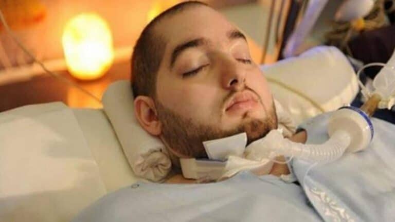 الأمير النائم منذ 17 عاماً .. تفاعل واسع مع آخر صورة له! الأمير النائم watanserb.com