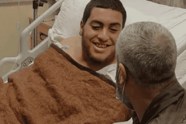 فيديو محزن لـ”فتى الزرقاء” بعد الحكم على والده بـ 20 عاما ووسم “أبو صالح مظلوم” يتصدر الحكم على والد فتى الزرقاء watanserb.com