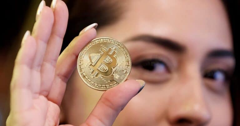 البيتكوين يخسر نصف قيمته خلال ستة أشهر بسبب تشديد السياسات النقدية لمكافحة التضخم لماذا فقد البيتكوين نصف قيمته في ستة أشهر؟ watanserb.com