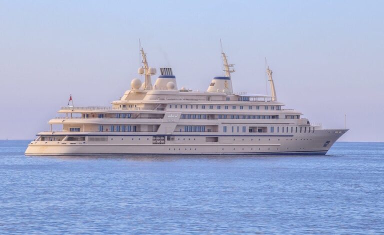 اليخت السلطاني آل سعيد watanserb.com