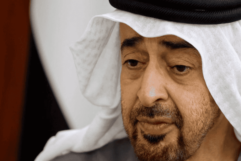 محمد بن زايد يزور قبر أخيه الشيخ خليفة ويرفع أكف الضراعة داعيا له زيارة محمد بن زايد قبر أخيه watanserb.com