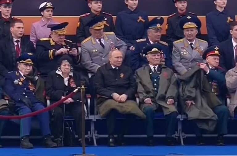 بوتين في احتفالات النصر watanserb.com