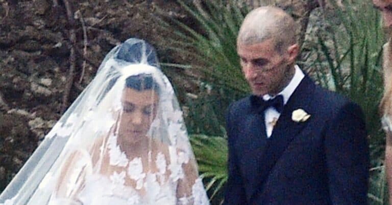 زفاف كورتني كارداشيان و ترافيس باركر.. فستانها فاق التوقعات (شاهد) watanserb.com