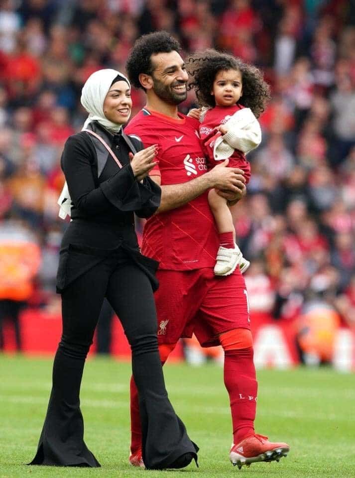 زوجة محمد صلاح تشاركه الاحتفال بحصوله على جائزتي الحذاء الذهبي وأفضل صانع ألعاب بالدوري الإنجليزي