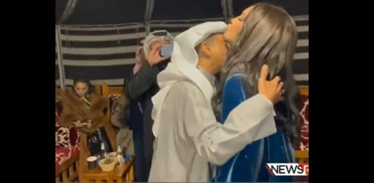 قُبلة عبدالله الرويشد لـ”أحلام” تثير ضجة واسعة! (فيديو) عبدالله الرويشد يقبل أحلام watanserb.com