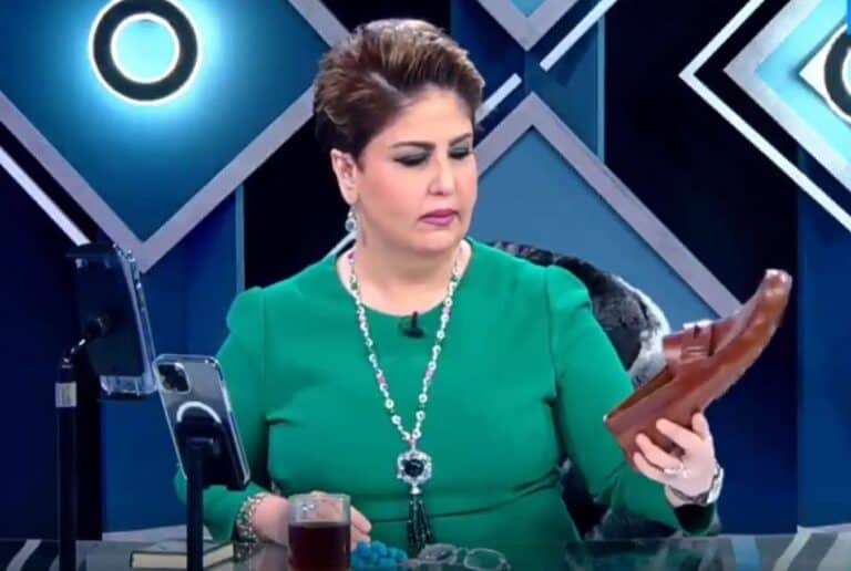 فجر السعيد ترفع الحذاء على الهواء وتهدد .. هل قصدت أصالة؟! فجر السعيد تحمل حذاء على الهواء watanserb.com