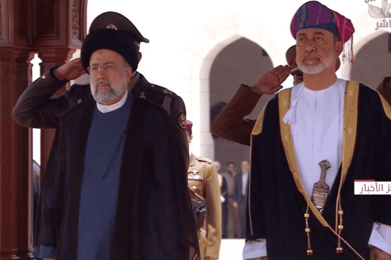 حالة إغماء لفرد بحرس الشرف العُماني في حضرة السلطان هيثم حالة إغماء لحرس الشرف العُماني watanserb.com