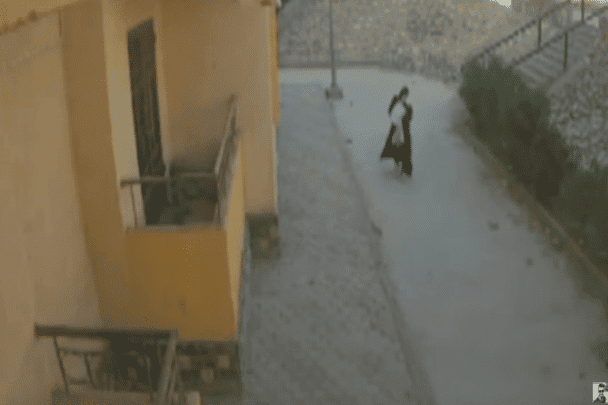 سيدة مصرية تلقي بطفلتها watanserb.com