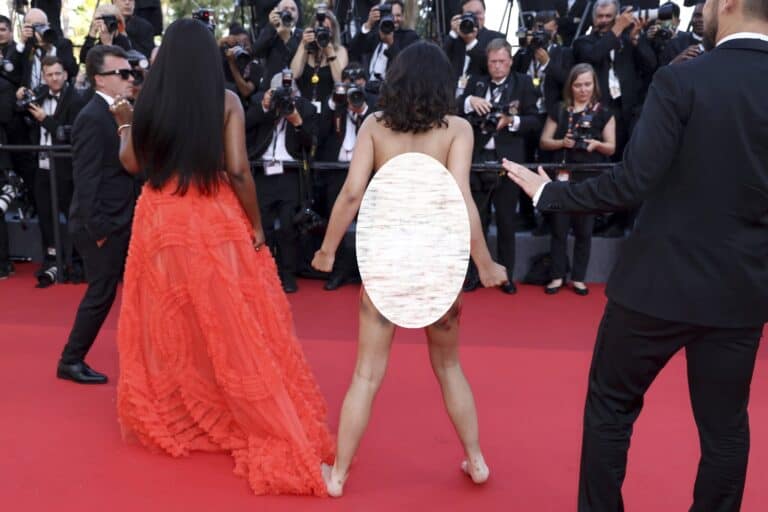 امرأة عارية تقتحم مهرجان كان السينمائي وعلى جسدها رسالة صادمة حول الاغتصاب (شاهد) watanserb.com