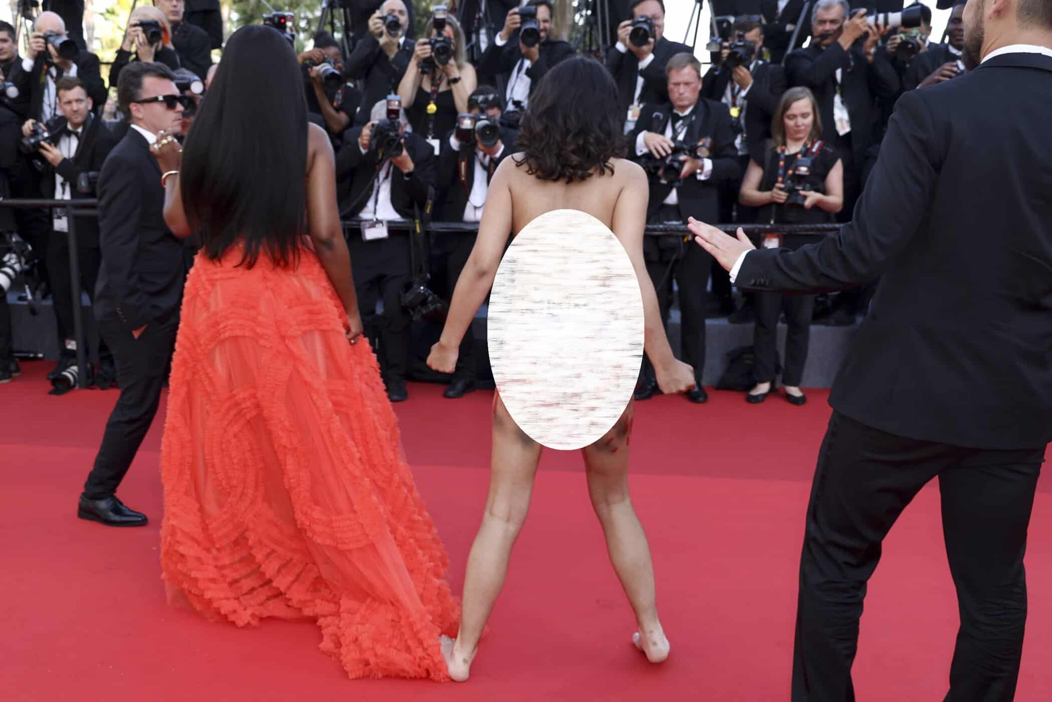 امرأة عارية تقتحم مهرجان كان السينمائي وعلى جسدها رسالة صادمة حول الاغتصاب (شاهد) watanserb.com