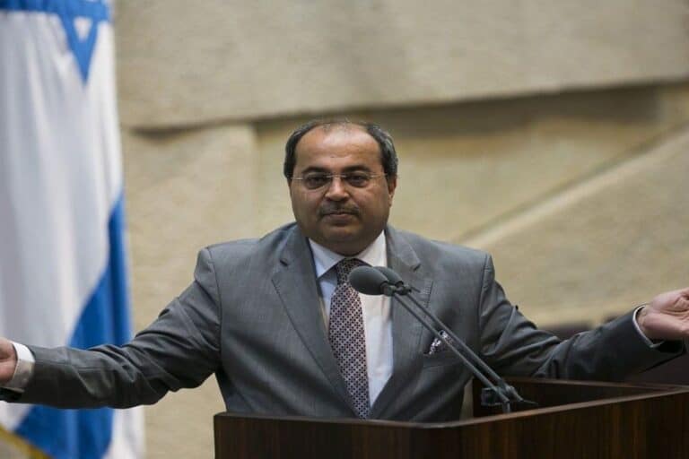 أحمد الطيبي يؤدب نائبة إسرائيلية لقولها أنها غير آسفة على استشهاد شيرين أبو عاقلة ويجعلها تبكي أحمد الطيبي يهاجم نائبة إسرائيلية watanserb.com