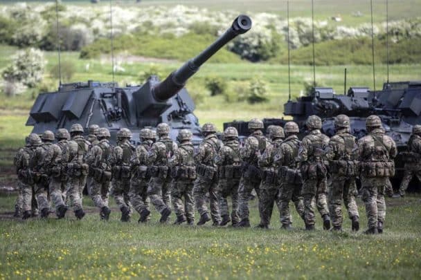 الجيش البريطاني مواجهة روسيا watanserb.com