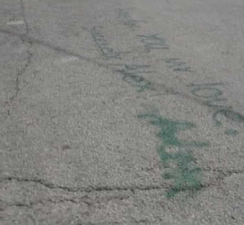 عبارات على جدران منزل شاكيرا 