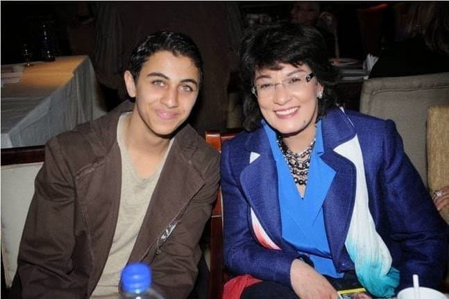 سماح أنور وابنها الشاب