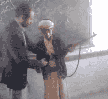 فيديو لعنصر حوثي يدرب أطفالا على حمل السلاح يثير غضبا يمنيا حوثي يدرب طفل حمل سلاح watanserb.com