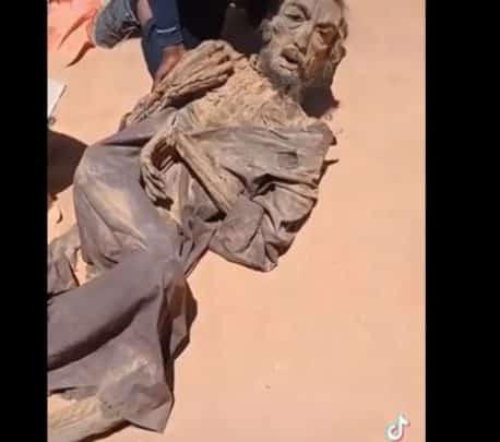 فيديو ظهور جثة “القذافي” في صحراء “سرت” يثير جدلا كبيرا جثة القذافي في صحراء سرت watanserb.com
