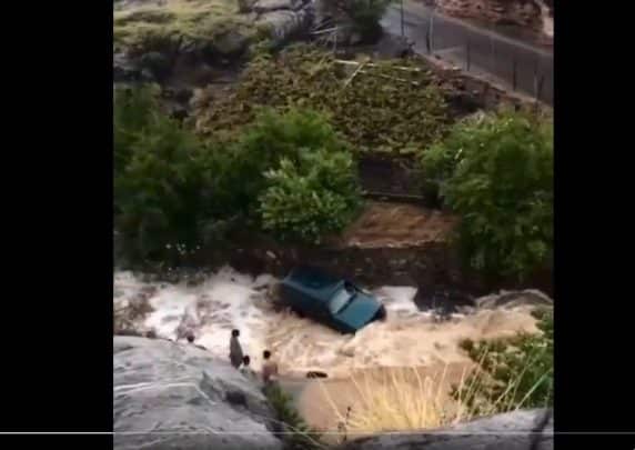 شرطة عمان توقف مواطنًا لخطر تعمده عبور النهر بسيارته في الجبل الأخضر مواطن عماني في ولاية الجبل الأخضر watanserb.com