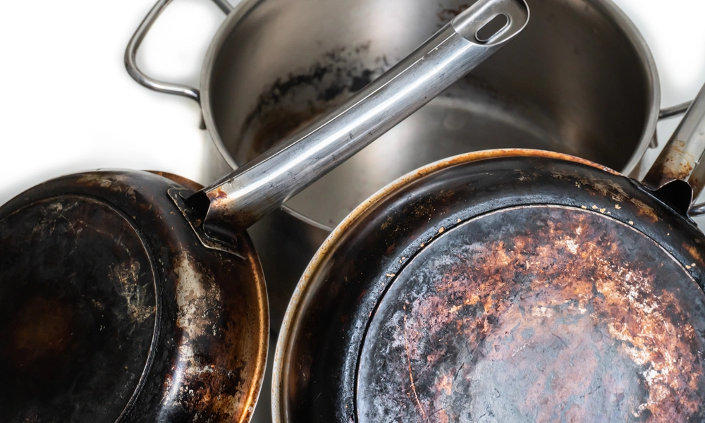 المقالي التي يلتصق الطعام فيها في أثناء الطبخ