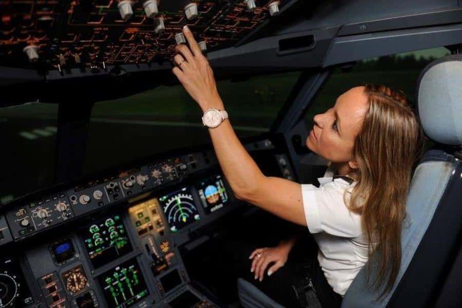 اطفاء الانوار في مقصورة الطائرة