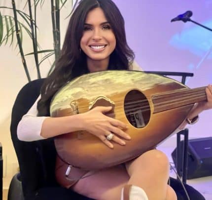 الراقصة دينا تغطي القليل من جسدها والجمهور : "فين باقي الفستان؟"! (شاهد) watanserb.com