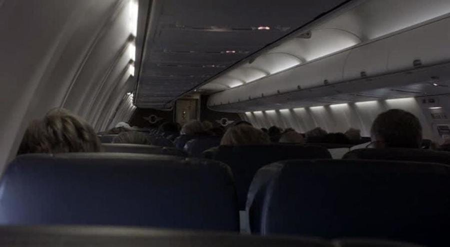 انطفاء الانوار يهدف إلى تكييف أعين الركاب مع الظلام 