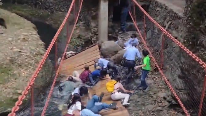 نهاية مأساوية خلال افتتاح جسر للمشاة بينما عمدة المدينة يتفاخر بالإنجاز! (فيديو) انهيار جسر للمشاة خلال افتتاحه watanserb.com