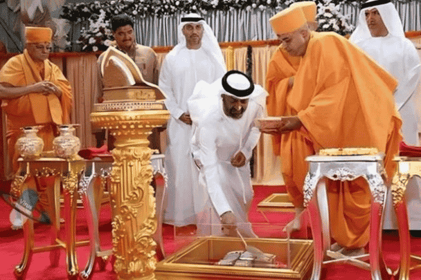 محمد بن زايد يضع حجر الأساس لأول معبد هندوسي بالإمارات.. حقيقة الصورة التي غزت المواقع محمد بن زايد يضع حجر الأساس watanserb.com