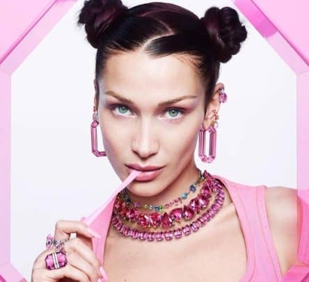 بيلا حديد عارية وتغطي صدرها بيديها ضمن عروض خريف 2022! watanserb.com