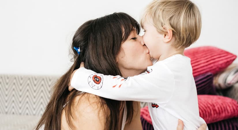 تقبيل الأطفال بين السادسة والسابعة من العمر على الشفاه يمكن أن يثير غريزتهم